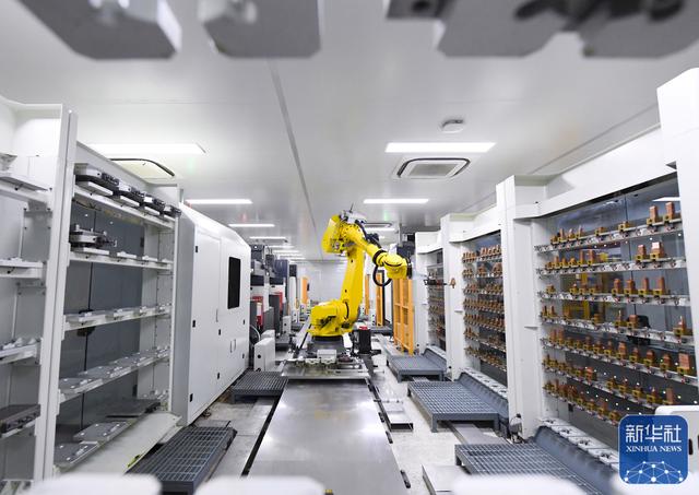 4月11日,在位于余姚的貝隆精密科技股份,智能機器人在抓取